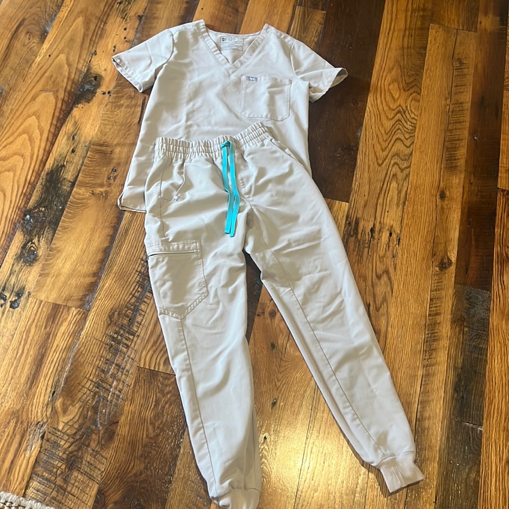 Figs Women's Scrub Set in Light Gray with Teal Drawstring